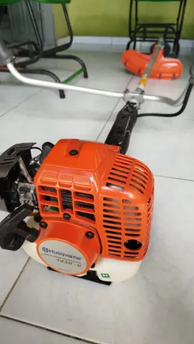 Roçadeira profissional Husqvarna 143R-II