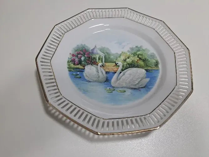 Prato decorativo antigo de porcelana da marca alemã Schumann Bavaria -borda vazada - 23 cm