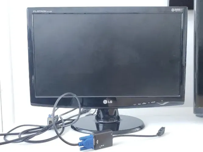 LG Flatron W2043S com cabos inclusos + adaptor VGA-HDMI