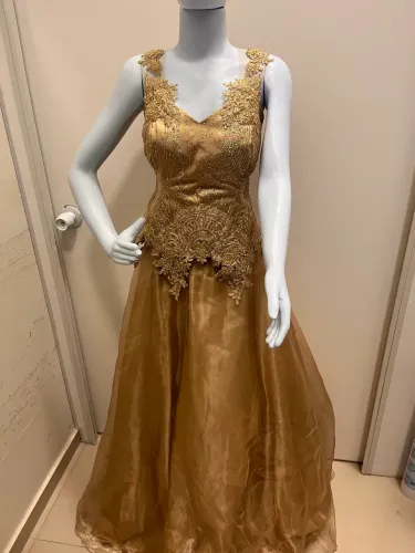 Vestido de 15 anos dourado sob medida