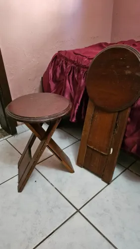 Conjunto de dois bancos dobráveis antigos vintage em madeira maciça pau d'arco