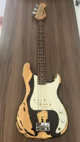 Baixo Tipo Precision modificado "de Luthier" com detalhamento estilo relicado