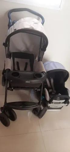 Carrinho de bebê e bebê conforto Chicco