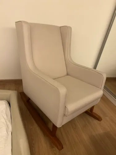Poltrona de amamentação com puff