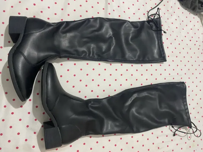 Vende-se bota cano alto 