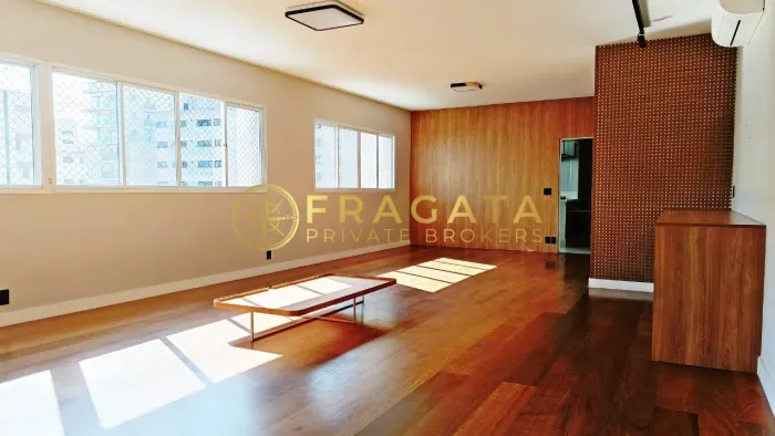 Apartamento Reformado em Higienópolis com Vista para o Pacaembu com 219 m² 3 Dormitórios s