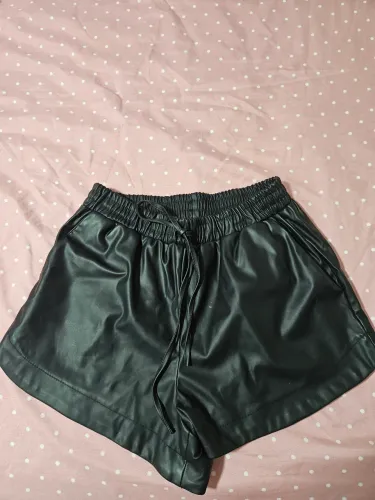 Short de couro preto