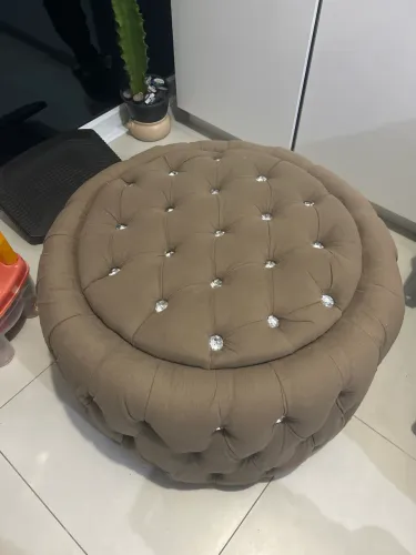 pufe baú redondo Quartzo em veludo marrom castor com capitonê e detalhes em strass