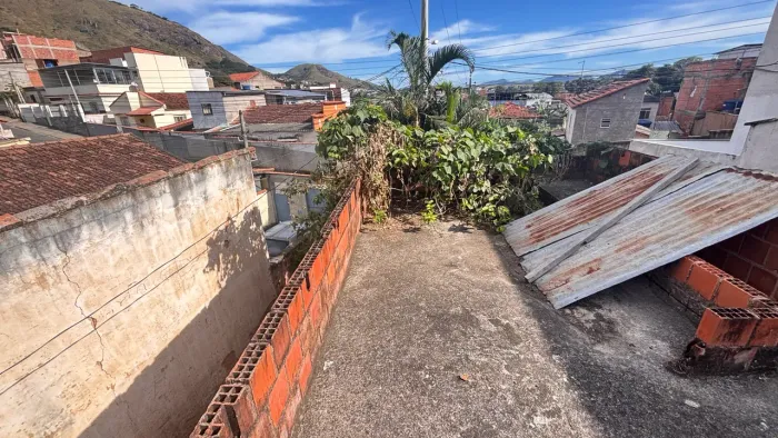 Vendo um terreno com duas casas