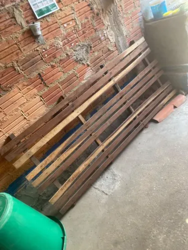 Cama de madeira maciça original com defeito