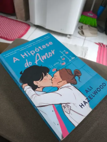 A Hipótese do Amor ( Livro bem cuidado, tem algumas marcações mas em ótimo estado)