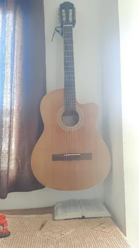 Vende-se violão vogga elétrico, afinador digital pouco tempo de uso e ótima conserva.