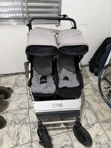 Carrinho Gêmeos Mountain Buggy Duet - Estreito, Passa em porta