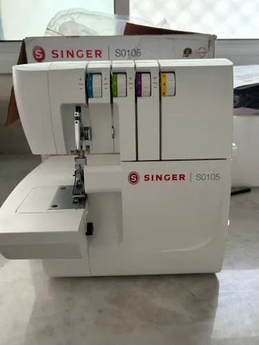 Máquina de Costura Overlock Singer SO105 Branca