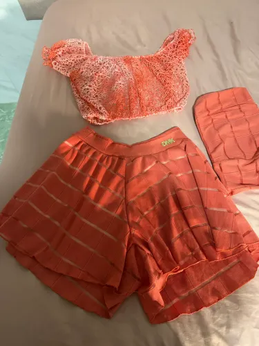Vendo conjunto laranja, tamanho M.