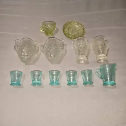 Miniaturas de vidro e porcelana, caneca em Lote