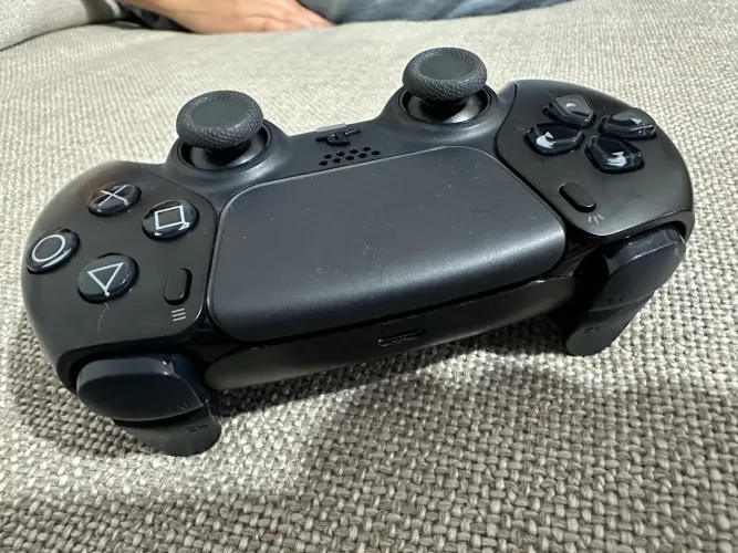 Vendo comando DualSense original para PlayStation 5 (PS5) na cor preta.