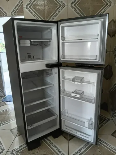 Uma geladeira 