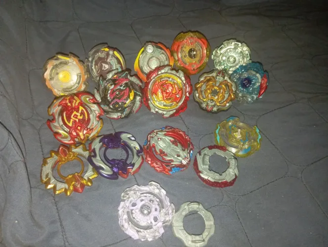 Coleção de Beyblade Burts Takara tomy e Hasbro