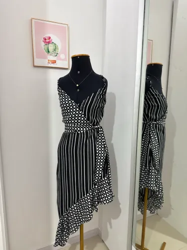 Vestido preto e branco estampa listra e poa