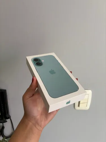 iPhone 16 128GB - Verde Acinzentado