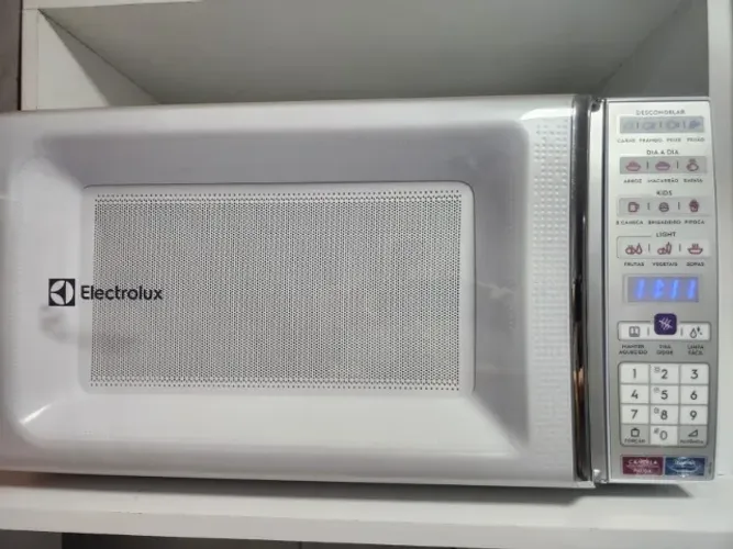Micro-ondas Eletrolux 34L - limpa fácil e tira odor