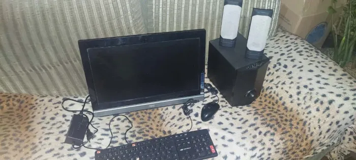 PC com monitor e acessórios