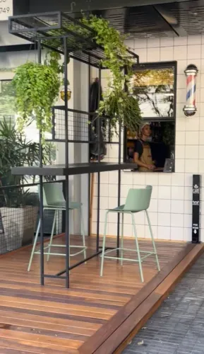 Estruturo de bar externo com deck