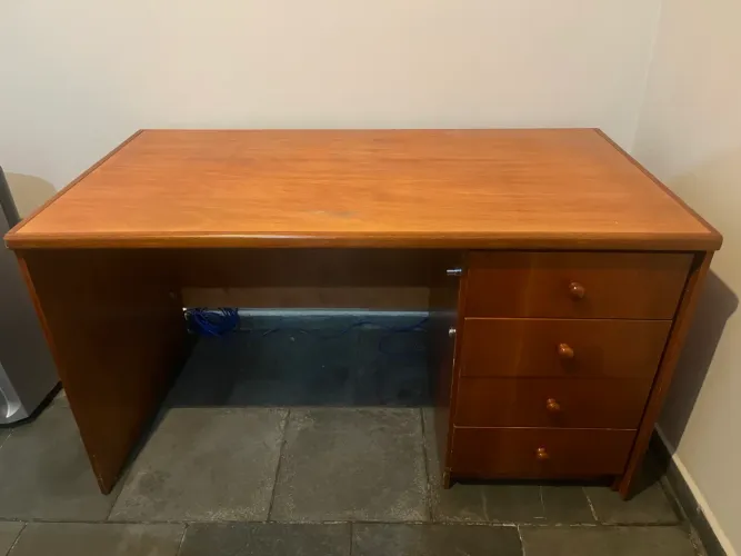 Mesa para escritório com 4 gavetas