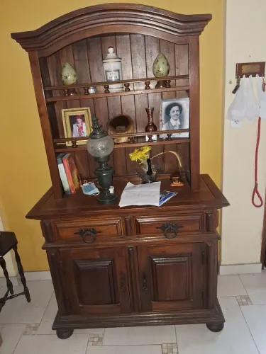 Oratório em Madeira, com duas gavetas, duas prateleiras e duas  portas 