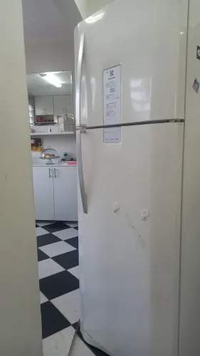 Vendo uma geladeira em bom estado de conservação, funcionando bem e muito bonita