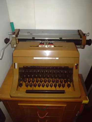 Máquina de escrever Olivetti Linea 88 funcionando