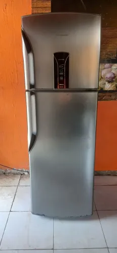 Geladeira Panasonic inverte 220 voltis 