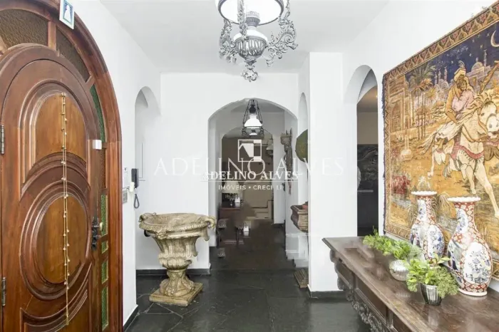 Vendo/Alugo Casa próxima a Praça Vinicius de Morais