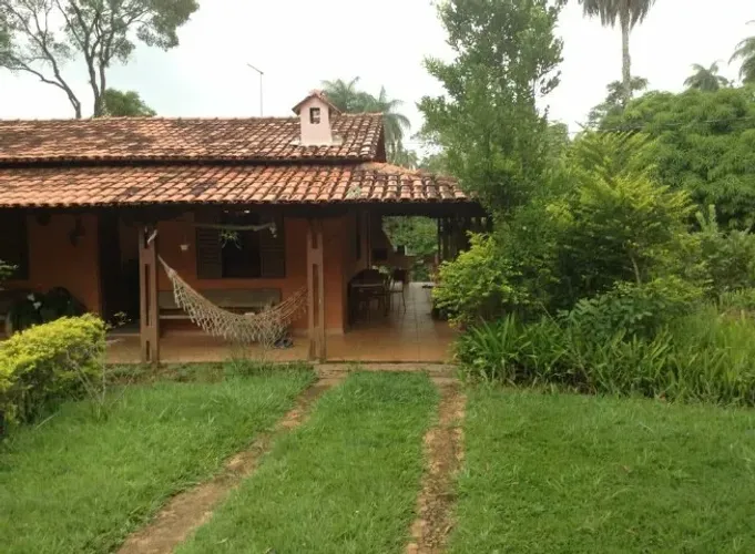 Sitio 22.000m² com 2 casas, área gourmet externa c/ dormitório, dispensa, piscina, córrego