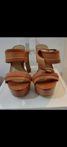 Vende-se sandália