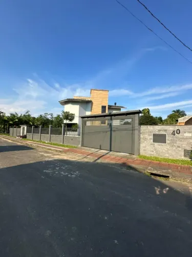 Ótima casa em Amplo terreno de esquina no bairro Laranjinha em Criciúma