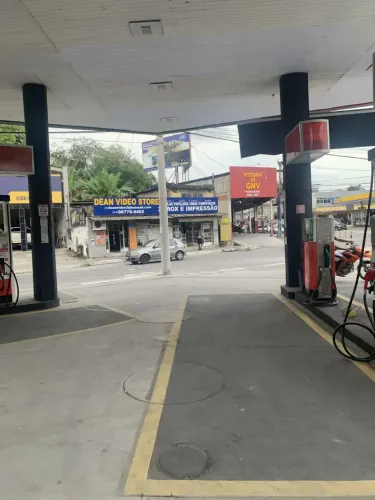 Prédio comercial com instalações para posto de combustível - São Gonçalo-RJ