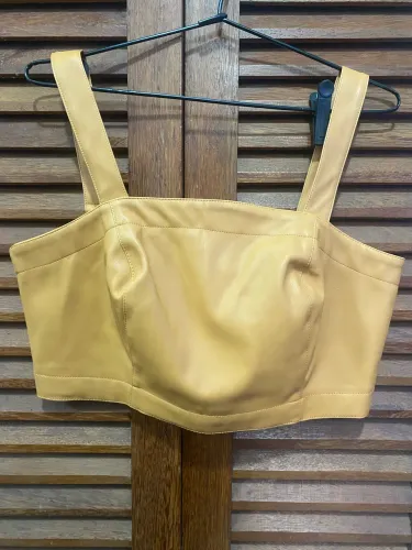 Top cropped em couro ecológico M