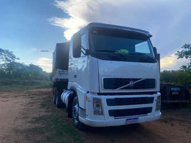Vendo conjunto: Volvo FH 400 e bitrem marca guerra com pneus