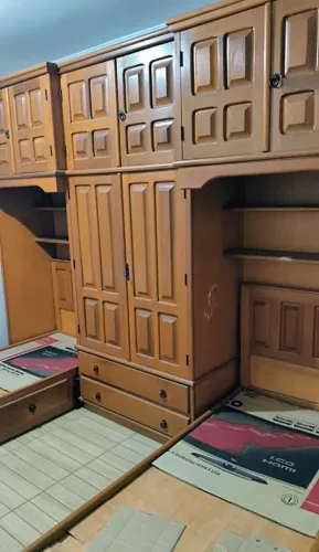 Conjunto de guarda roupa e duas camas de solteiro - madeira antiga