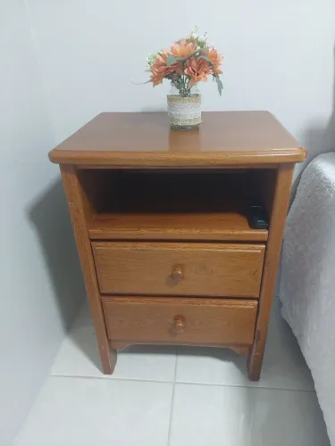 Conjunto em madeira maciça, comoda + criado mudo, super resistente.