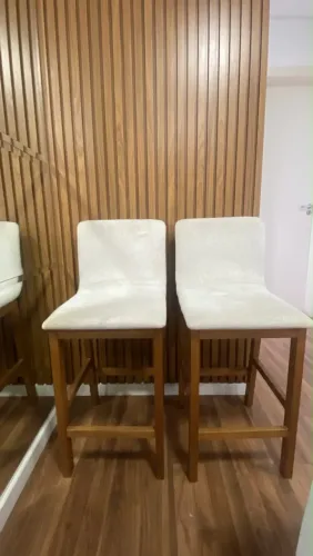 Par de Banquetas Altas Estofadas em Madeira para Bancada / Bar / Cozinha Americana