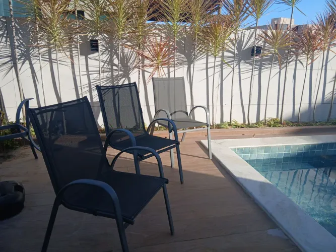 Vendo 6 cadeiras pra área gourmet semi nova 200 cada tratar *