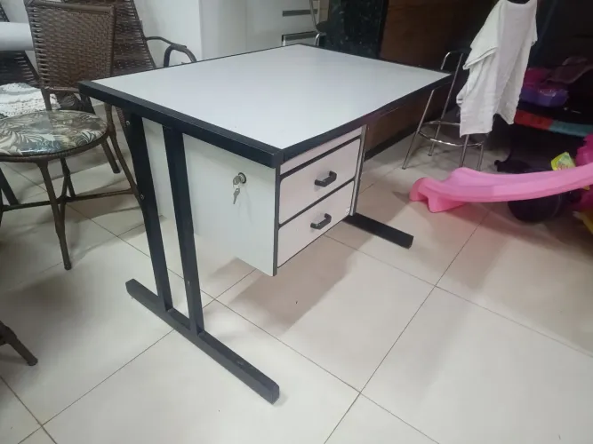Mesa com 2 gavetas