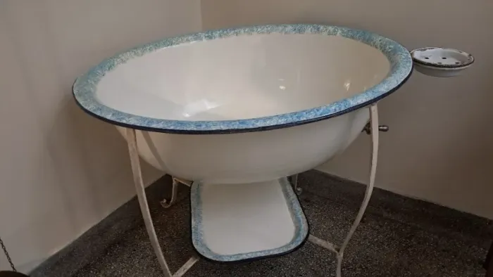 Banheira esmaltada de criança
