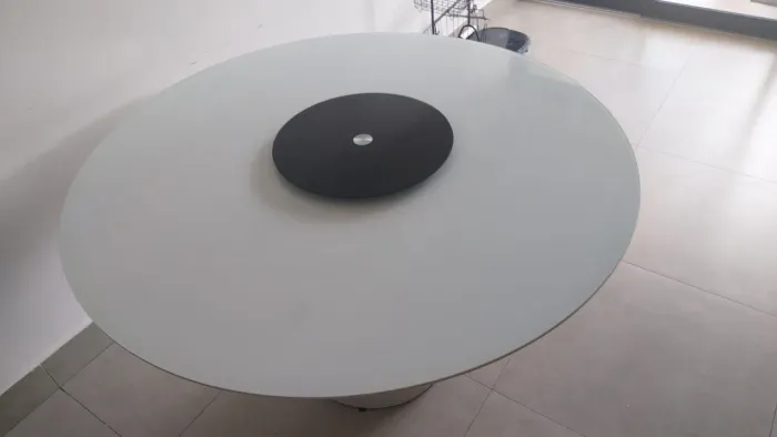 Mesa redonda em madeira e tampo de vidro Tok Stok 