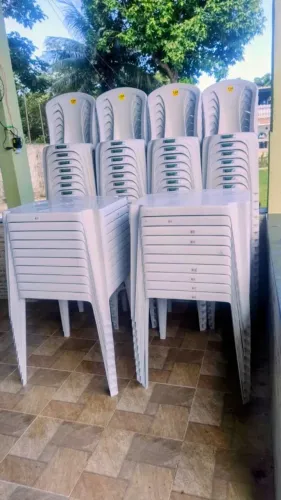 Jogo de mesa e cadeiras 