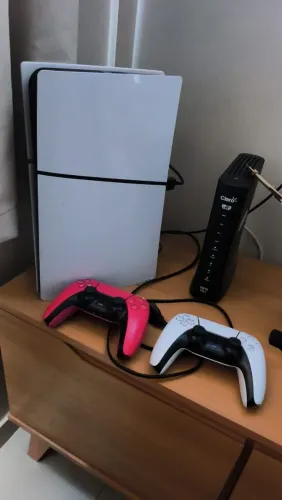 Playstation 5 e 2 controles