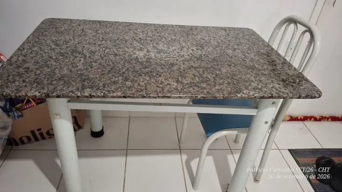 Vendo Mesa e 1 cadeira por R$100,00